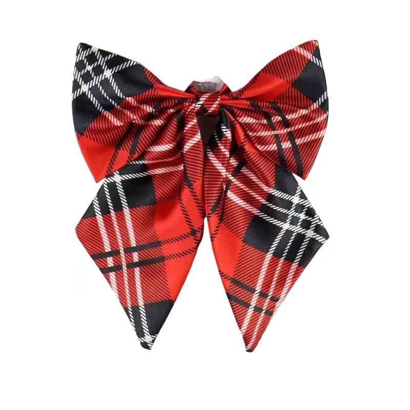 Spalvoti dryžuoti dalykiniai vyriški ir moteriški darbo marškiniai su kaspino apykakle ir balti derantys kaklaraiščiai, bankiniai kaklaraiščiai