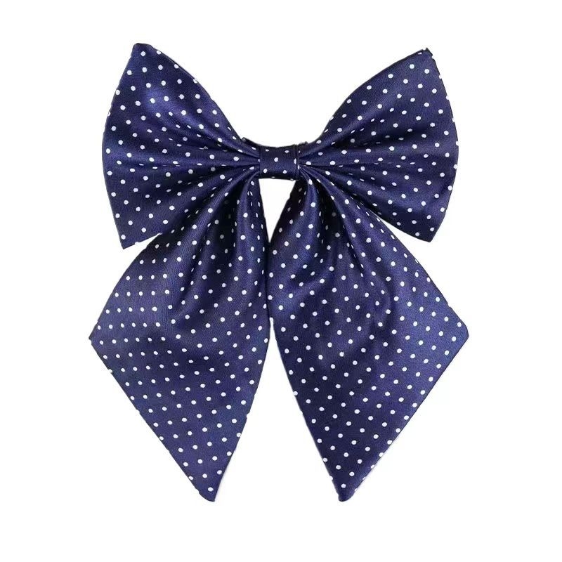 Spalvoti dryžuoti dalykiniai vyriški ir moteriški darbo marškiniai su kaspino apykakle ir balti derantys kaklaraiščiai, bankiniai kaklaraiščiai