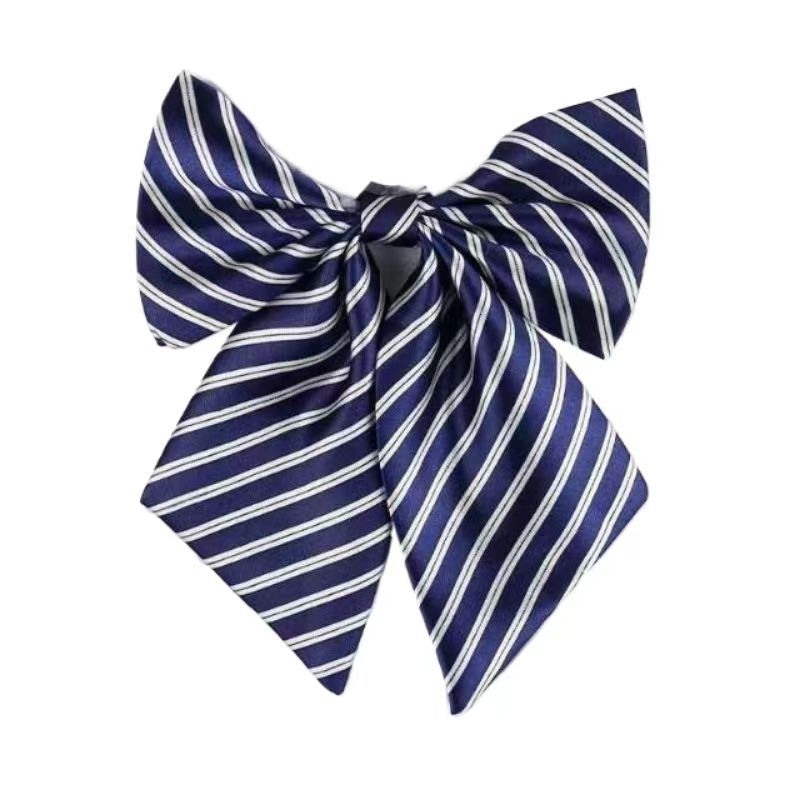 Spalvoti dryžuoti dalykiniai vyriški ir moteriški darbo marškiniai su kaspino apykakle ir balti derantys kaklaraiščiai, bankiniai kaklaraiščiai