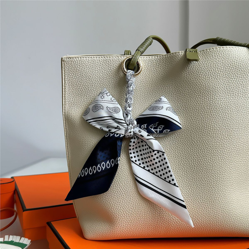 Южна Корея Dongdaemun Internet Celebrant Нова чанта с панделка, катарама Hangzhou Висококачествена коприна Twill Модна висулка с щампа през граница