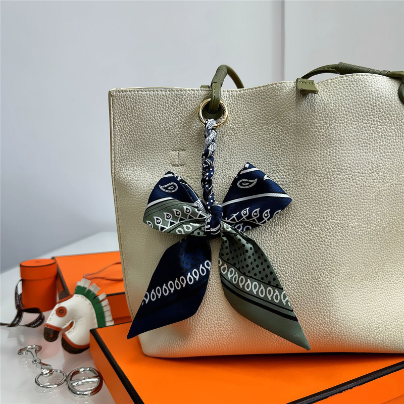 Южна Корея Dongdaemun Internet Celebrant Нова чанта с панделка, катарама Hangzhou Висококачествена коприна Twill Модна висулка с щампа през граница