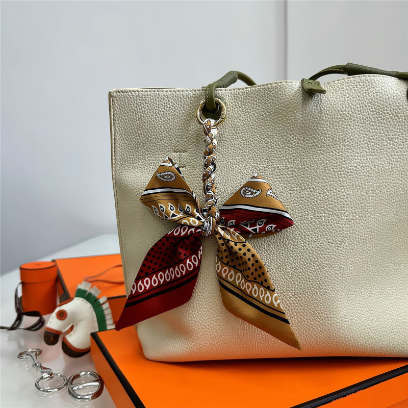 Южна Корея Dongdaemun Internet Celebrant Нова чанта с панделка, катарама Hangzhou Висококачествена коприна Twill Модна висулка с щампа през граница