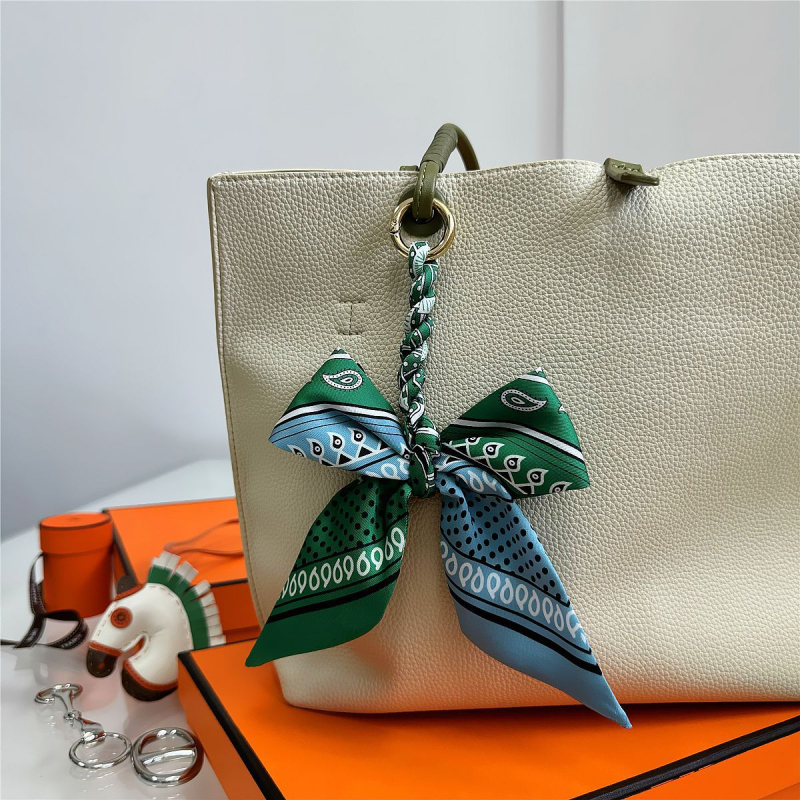 Южна Корея Dongdaemun Internet Celebrant Нова чанта с панделка, катарама Hangzhou Висококачествена коприна Twill Модна висулка с щампа през граница