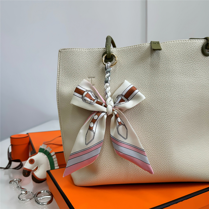 Южна Корея Dongdaemun Internet Celebrant Нова чанта с панделка, катарама Hangzhou Висококачествена коприна Twill Модна висулка с щампа през граница