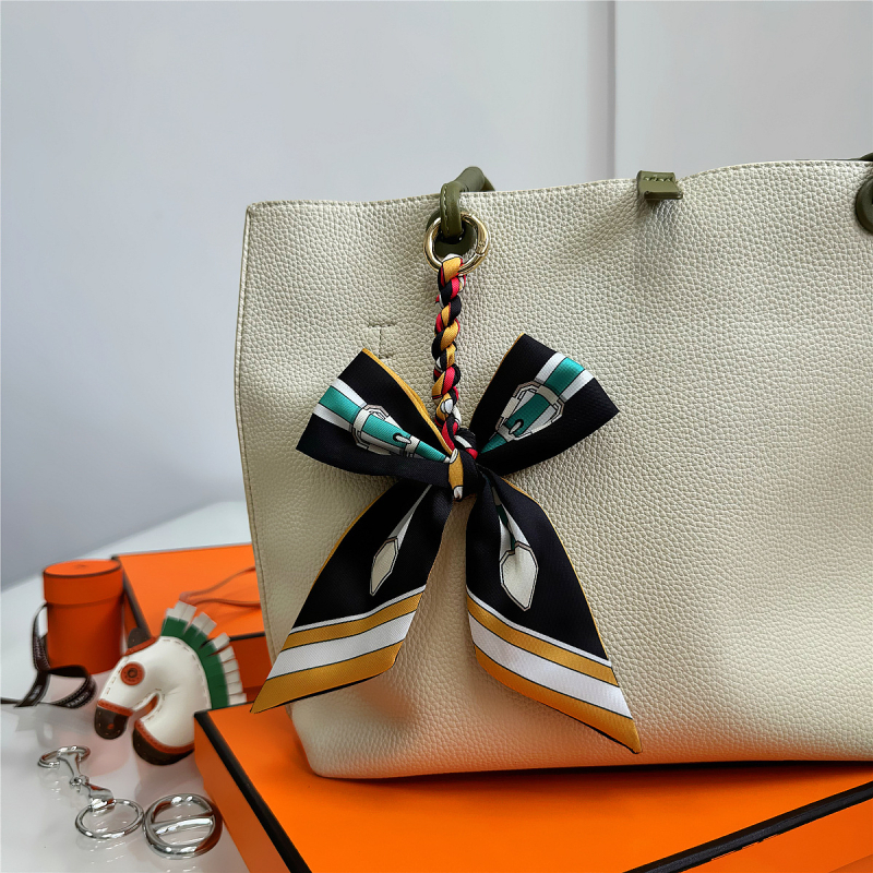 Южна Корея Dongdaemun Internet Celebrant Нова чанта с панделка, катарама Hangzhou Висококачествена коприна Twill Модна висулка с щампа през граница