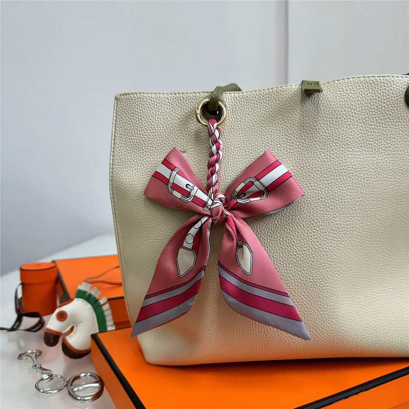 Южна Корея Dongdaemun Internet Celebrant Нова чанта с панделка, катарама Hangzhou Висококачествена коприна Twill Модна висулка с щампа през граница