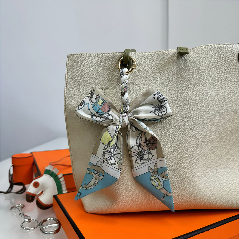 Южна Корея Dongdaemun Internet Celebrant Нова чанта с панделка, катарама Hangzhou Висококачествена коприна Twill Модна висулка с щампа през граница