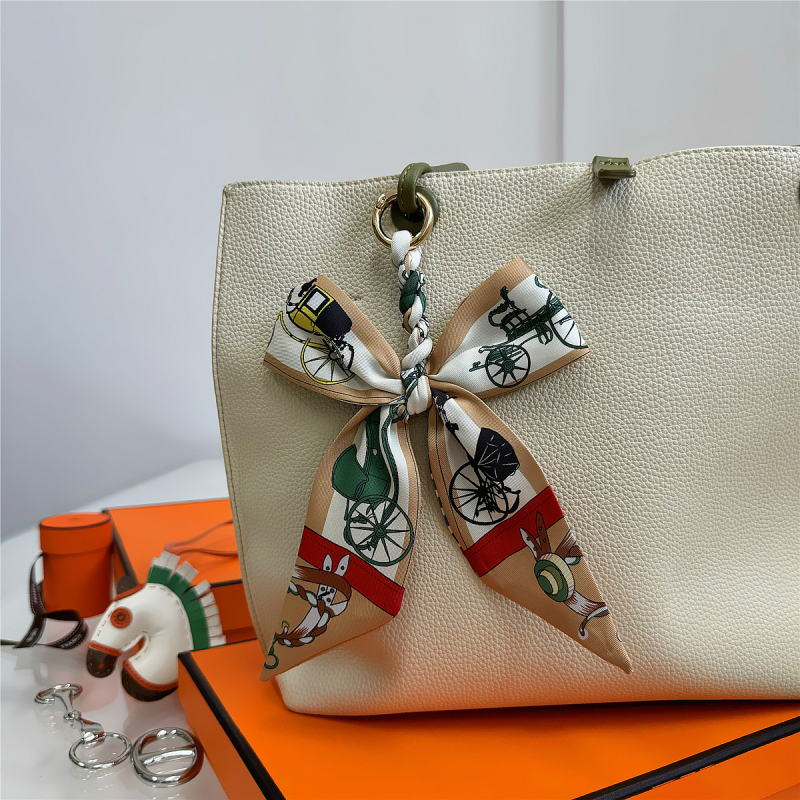 Южна Корея Dongdaemun Internet Celebrant Нова чанта с панделка, катарама Hangzhou Висококачествена коприна Twill Модна висулка с щампа през граница