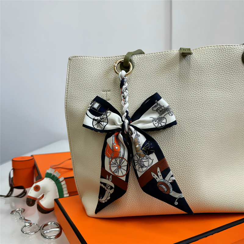 Южна Корея Dongdaemun Internet Celebrant Нова чанта с панделка, катарама Hangzhou Висококачествена коприна Twill Модна висулка с щампа през граница