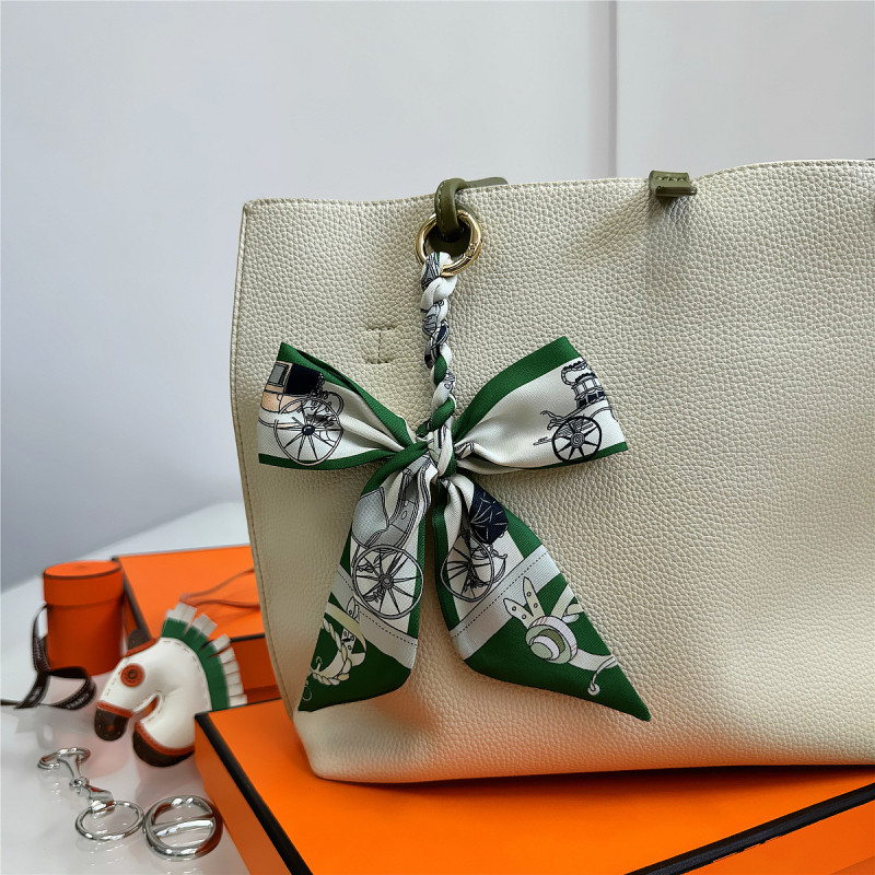 Южна Корея Dongdaemun Internet Celebrant Нова чанта с панделка, катарама Hangzhou Висококачествена коприна Twill Модна висулка с щампа през граница