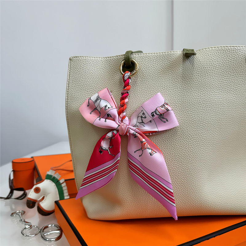 Южна Корея Dongdaemun Internet Celebrant Нова чанта с панделка, катарама Hangzhou Висококачествена коприна Twill Модна висулка с щампа през граница