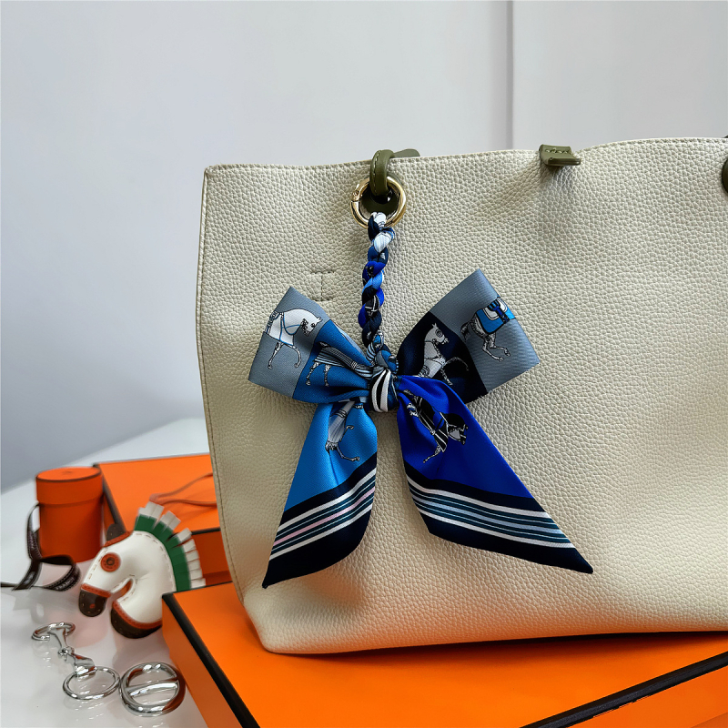 Южна Корея Dongdaemun Internet Celebrant Нова чанта с панделка, катарама Hangzhou Висококачествена коприна Twill Модна висулка с щампа през граница