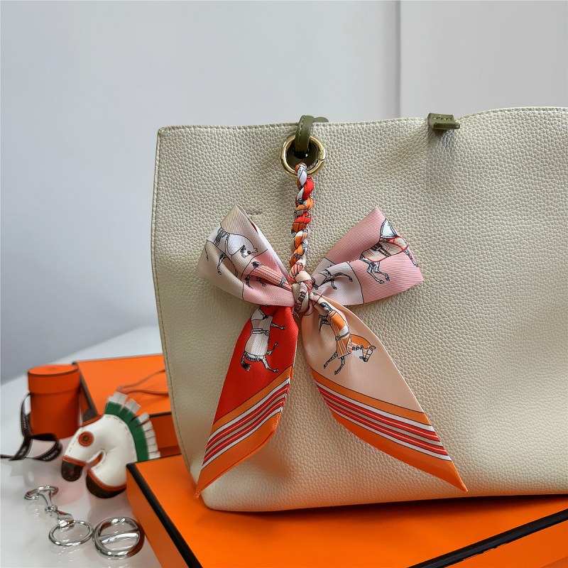 Южна Корея Dongdaemun Internet Celebrant Нова чанта с панделка, катарама Hangzhou Висококачествена коприна Twill Модна висулка с щампа през граница