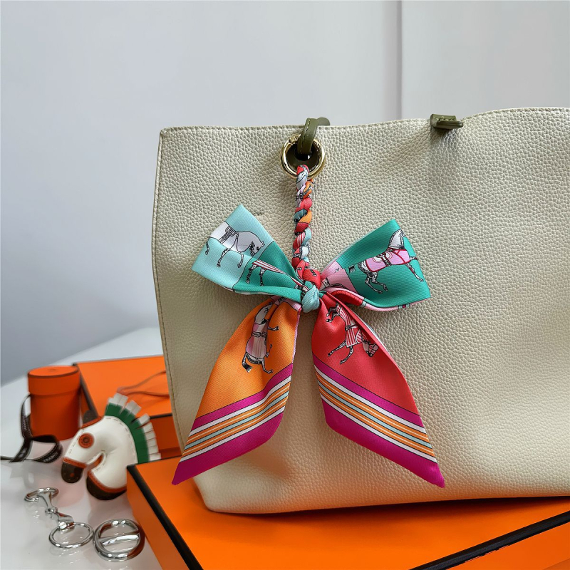 Южна Корея Dongdaemun Internet Celebrant Нова чанта с панделка, катарама Hangzhou Висококачествена коприна Twill Модна висулка с щампа през граница