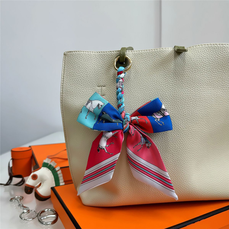 Южна Корея Dongdaemun Internet Celebrant Нова чанта с панделка, катарама Hangzhou Висококачествена коприна Twill Модна висулка с щампа през граница