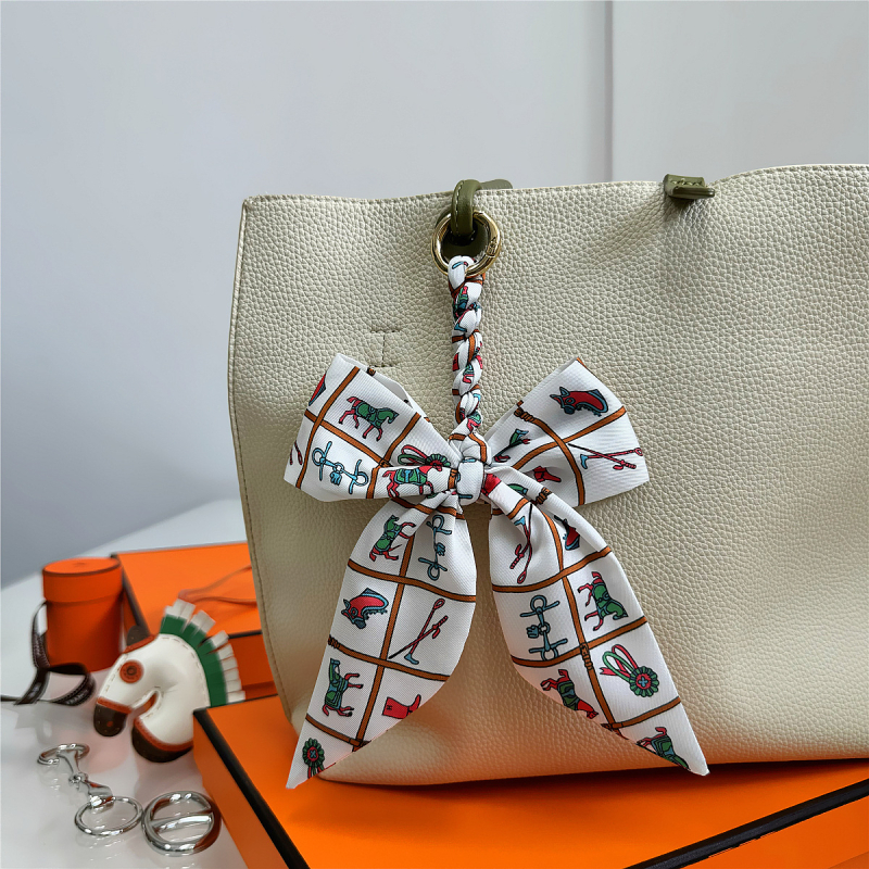 Южна Корея Dongdaemun Internet Celebrant Нова чанта с панделка, катарама Hangzhou Висококачествена коприна Twill Модна висулка с щампа през граница