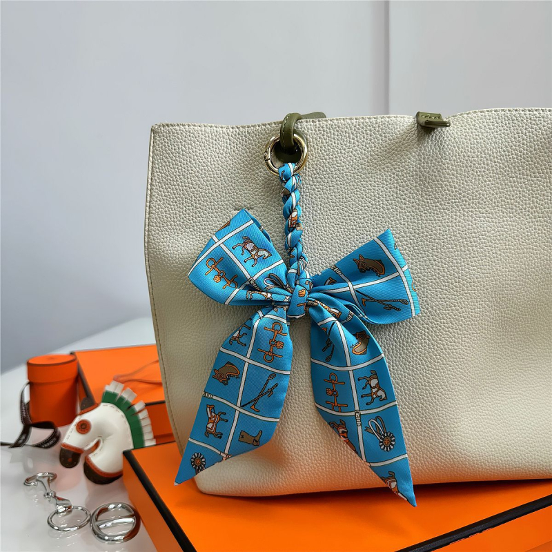 Южна Корея Dongdaemun Internet Celebrant Нова чанта с панделка, катарама Hangzhou Висококачествена коприна Twill Модна висулка с щампа през граница