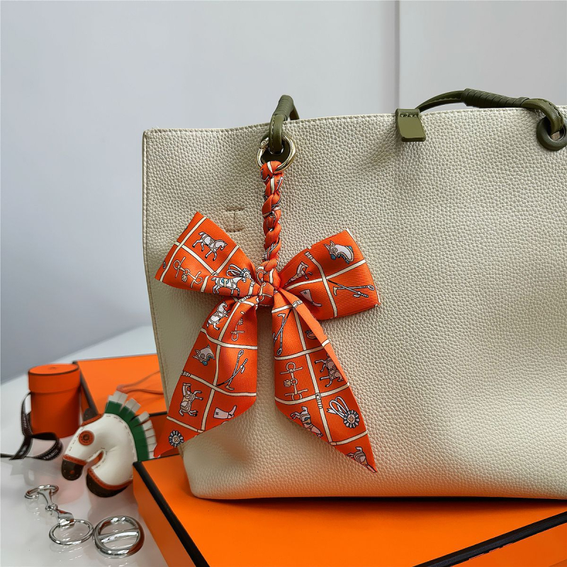 Южна Корея Dongdaemun Internet Celebrant Нова чанта с панделка, катарама Hangzhou Висококачествена коприна Twill Модна висулка с щампа през граница