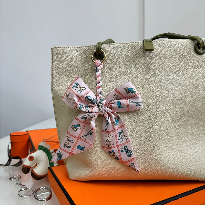Южна Корея Dongdaemun Internet Celebrant Нова чанта с панделка, катарама Hangzhou Висококачествена коприна Twill Модна висулка с щампа през граница