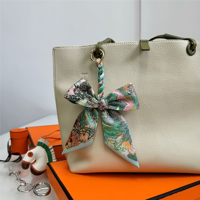 Южна Корея Dongdaemun Internet Celebrant Нова чанта с панделка, катарама Hangzhou Висококачествена коприна Twill Модна висулка с щампа през граница