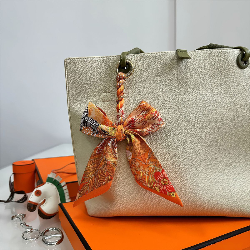 Южна Корея Dongdaemun Internet Celebrant Нова чанта с панделка, катарама Hangzhou Висококачествена коприна Twill Модна висулка с щампа през граница