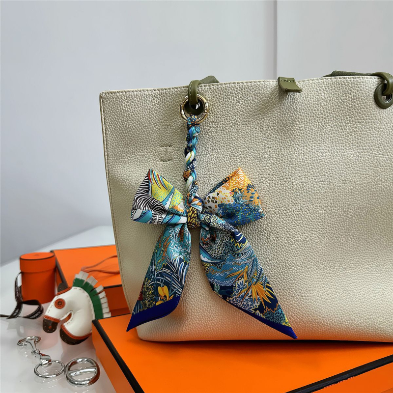 Южна Корея Dongdaemun Internet Celebrant Нова чанта с панделка, катарама Hangzhou Висококачествена коприна Twill Модна висулка с щампа през граница