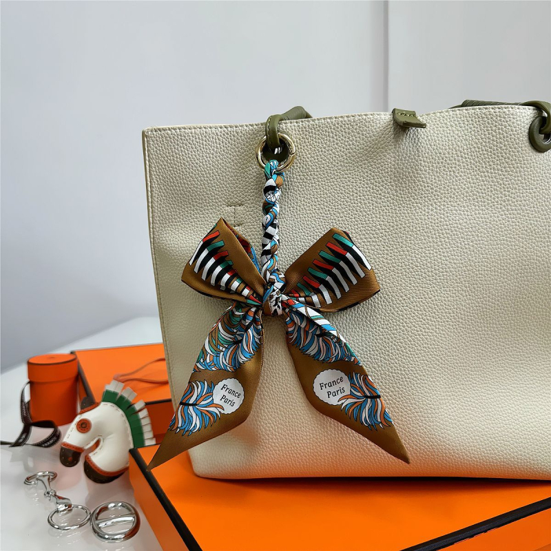 Южна Корея Dongdaemun Internet Celebrant Нова чанта с панделка, катарама Hangzhou Висококачествена коприна Twill Модна висулка с щампа през граница