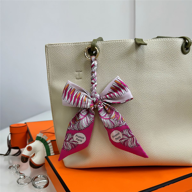 Южна Корея Dongdaemun Internet Celebrant Нова чанта с панделка, катарама Hangzhou Висококачествена коприна Twill Модна висулка с щампа през граница