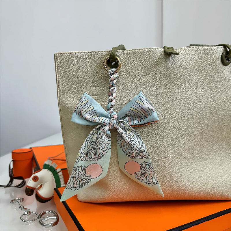 Южна Корея Dongdaemun Internet Celebrant Нова чанта с панделка, катарама Hangzhou Висококачествена коприна Twill Модна висулка с щампа през граница