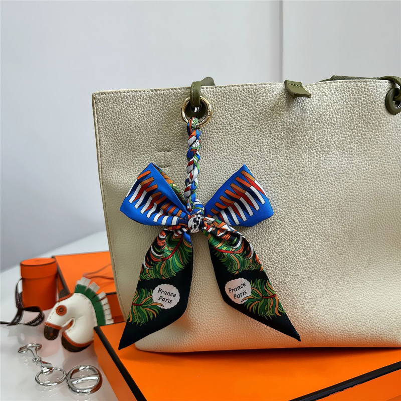 Южна Корея Dongdaemun Internet Celebrant Нова чанта с панделка, катарама Hangzhou Висококачествена коприна Twill Модна висулка с щампа през граница