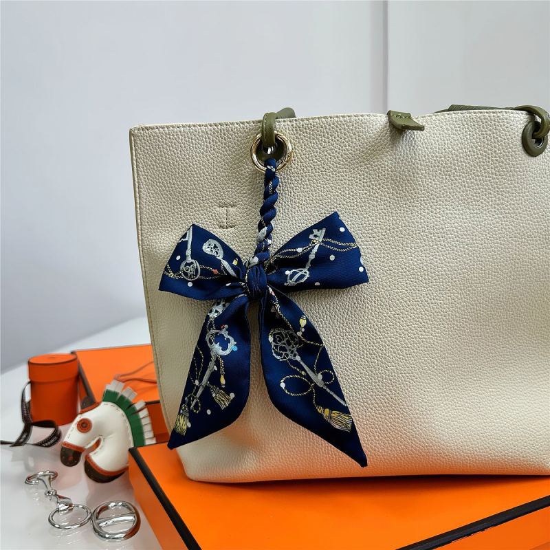 Южна Корея Dongdaemun Internet Celebrant Нова чанта с панделка, катарама Hangzhou Висококачествена коприна Twill Модна висулка с щампа през граница