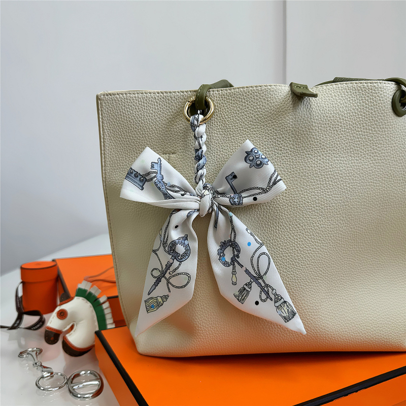 Южна Корея Dongdaemun Internet Celebrant Нова чанта с панделка, катарама Hangzhou Висококачествена коприна Twill Модна висулка с щампа през граница