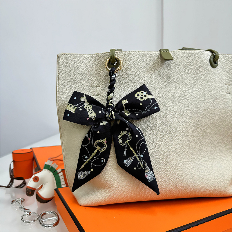 Южна Корея Dongdaemun Internet Celebrant Нова чанта с панделка, катарама Hangzhou Висококачествена коприна Twill Модна висулка с щампа през граница