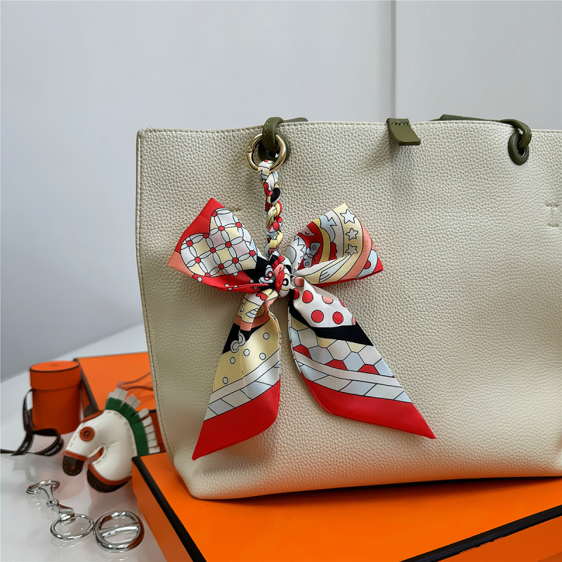 Южна Корея Dongdaemun Internet Celebrant Нова чанта с панделка, катарама Hangzhou Висококачествена коприна Twill Модна висулка с щампа през граница