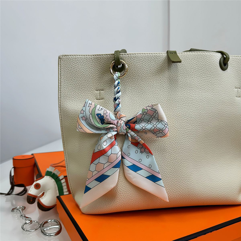 Южна Корея Dongdaemun Internet Celebrant Нова чанта с панделка, катарама Hangzhou Висококачествена коприна Twill Модна висулка с щампа през граница