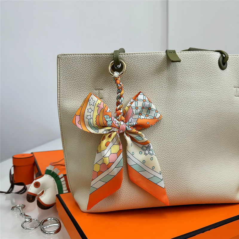 Южна Корея Dongdaemun Internet Celebrant Нова чанта с панделка, катарама Hangzhou Висококачествена коприна Twill Модна висулка с щампа през граница