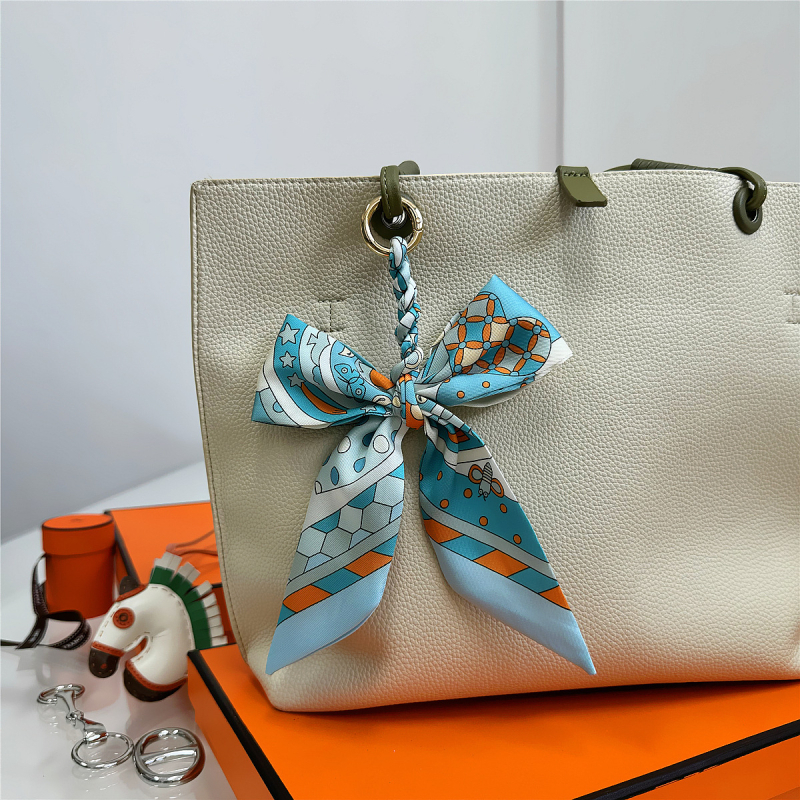 Южна Корея Dongdaemun Internet Celebrant Нова чанта с панделка, катарама Hangzhou Висококачествена коприна Twill Модна висулка с щампа през граница