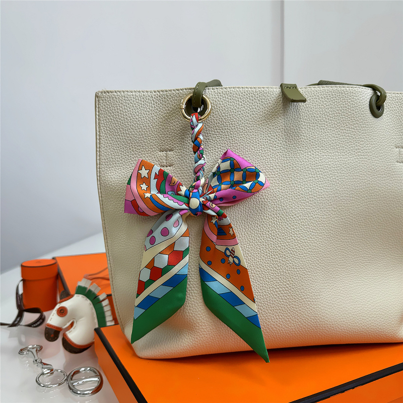 Южна Корея Dongdaemun Internet Celebrant Нова чанта с панделка, катарама Hangzhou Висококачествена коприна Twill Модна висулка с щампа през граница