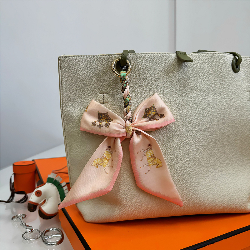 Южна Корея Dongdaemun Internet Celebrant Нова чанта с панделка, катарама Hangzhou Висококачествена коприна Twill Модна висулка с щампа през граница