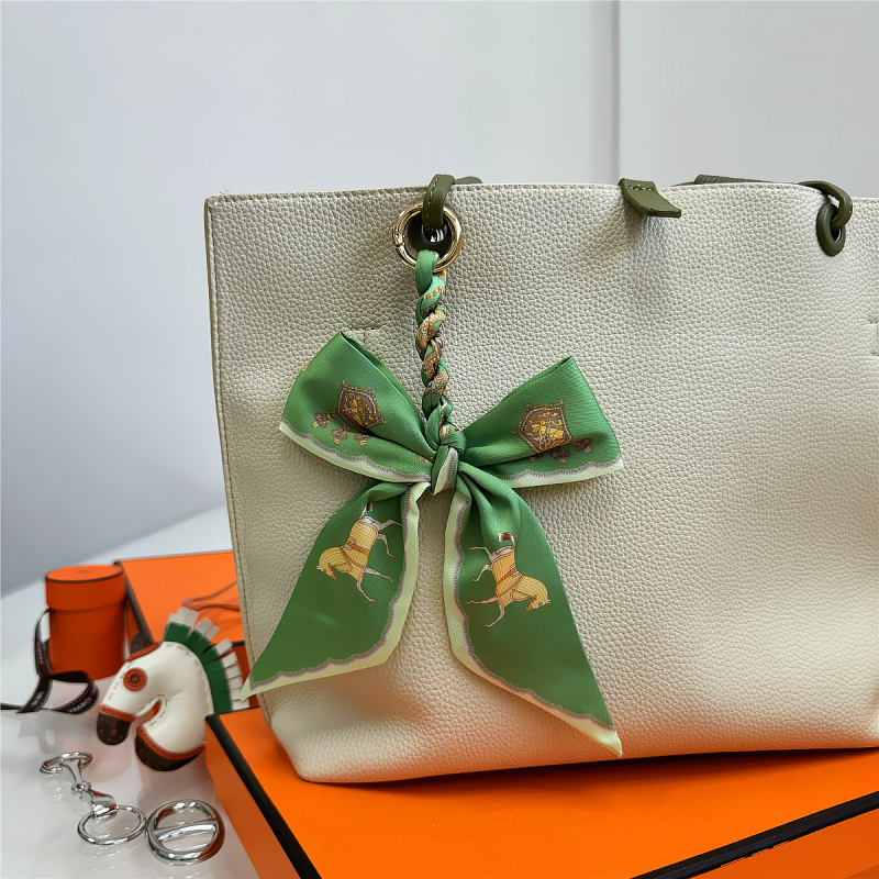 Южна Корея Dongdaemun Internet Celebrant Нова чанта с панделка, катарама Hangzhou Висококачествена коприна Twill Модна висулка с щампа през граница