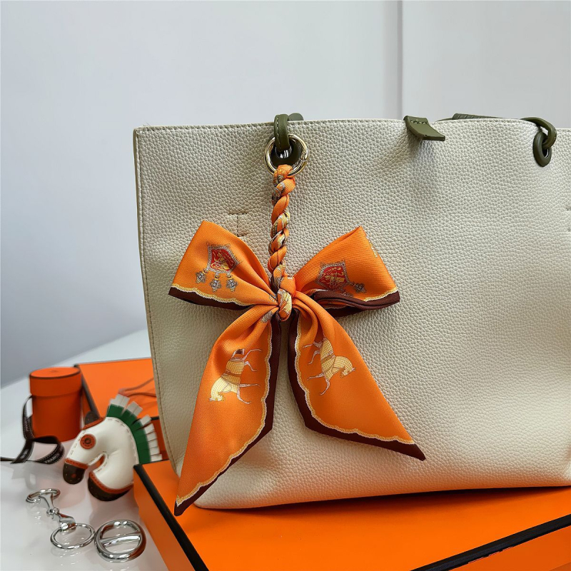 Южна Корея Dongdaemun Internet Celebrant Нова чанта с панделка, катарама Hangzhou Висококачествена коприна Twill Модна висулка с щампа през граница