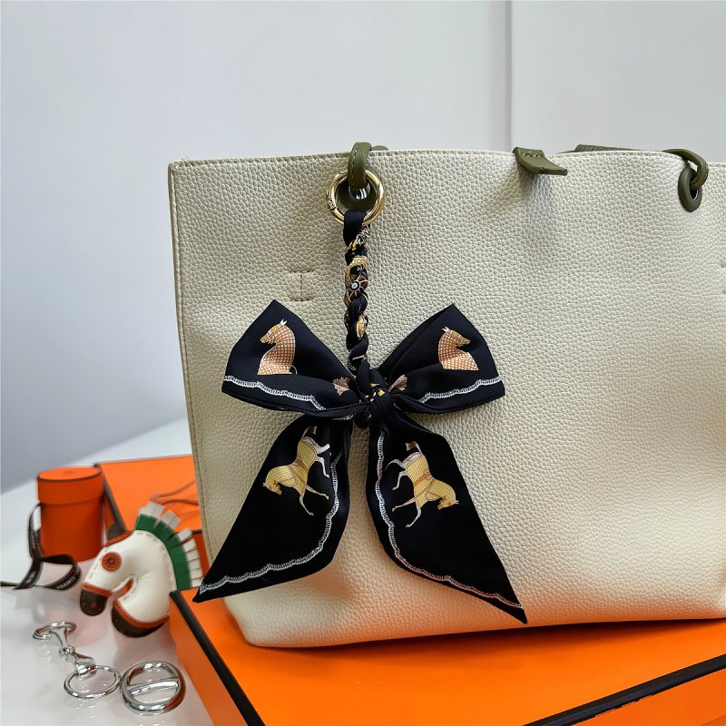 Южна Корея Dongdaemun Internet Celebrant Нова чанта с панделка, катарама Hangzhou Висококачествена коприна Twill Модна висулка с щампа през граница