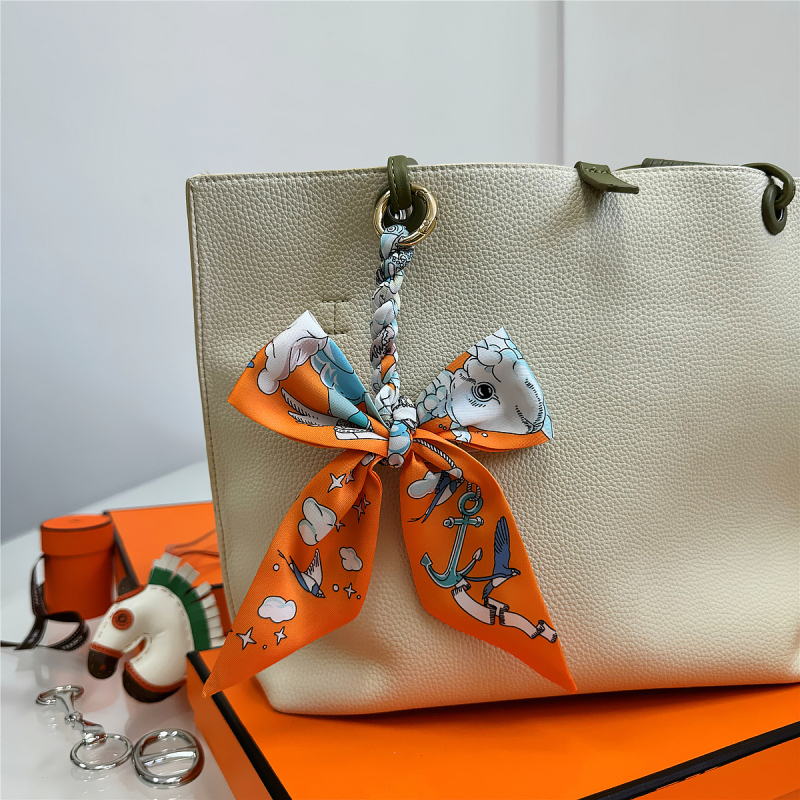 Южна Корея Dongdaemun Internet Celebrant Нова чанта с панделка, катарама Hangzhou Висококачествена коприна Twill Модна висулка с щампа през граница