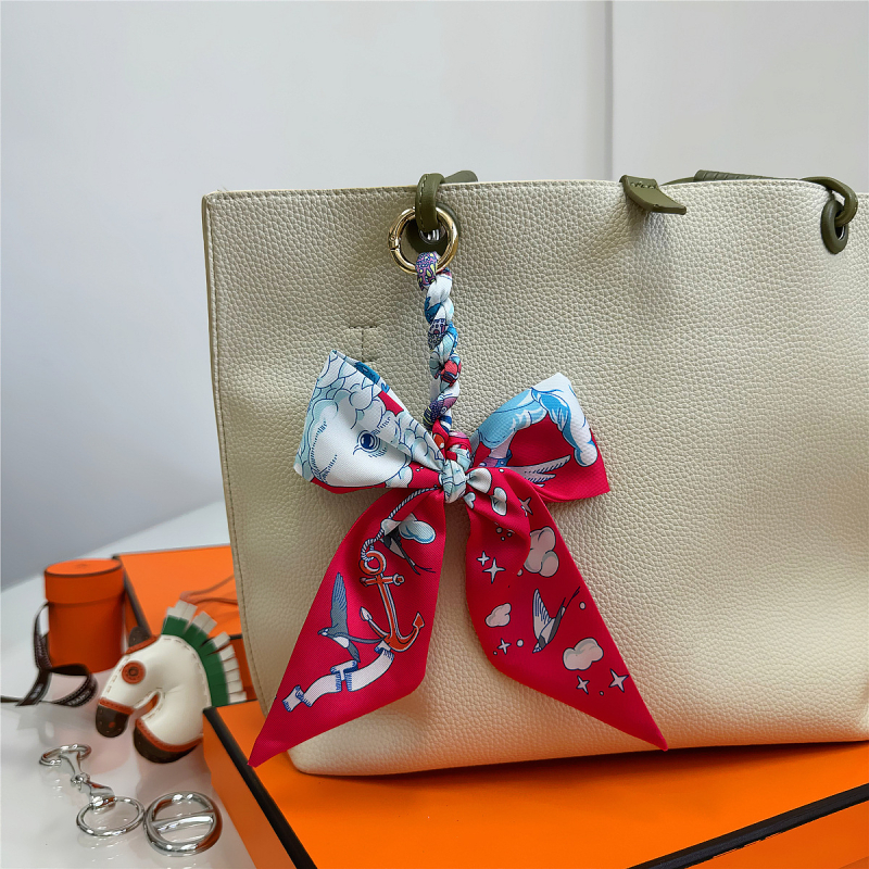 Южна Корея Dongdaemun Internet Celebrant Нова чанта с панделка, катарама Hangzhou Висококачествена коприна Twill Модна висулка с щампа през граница