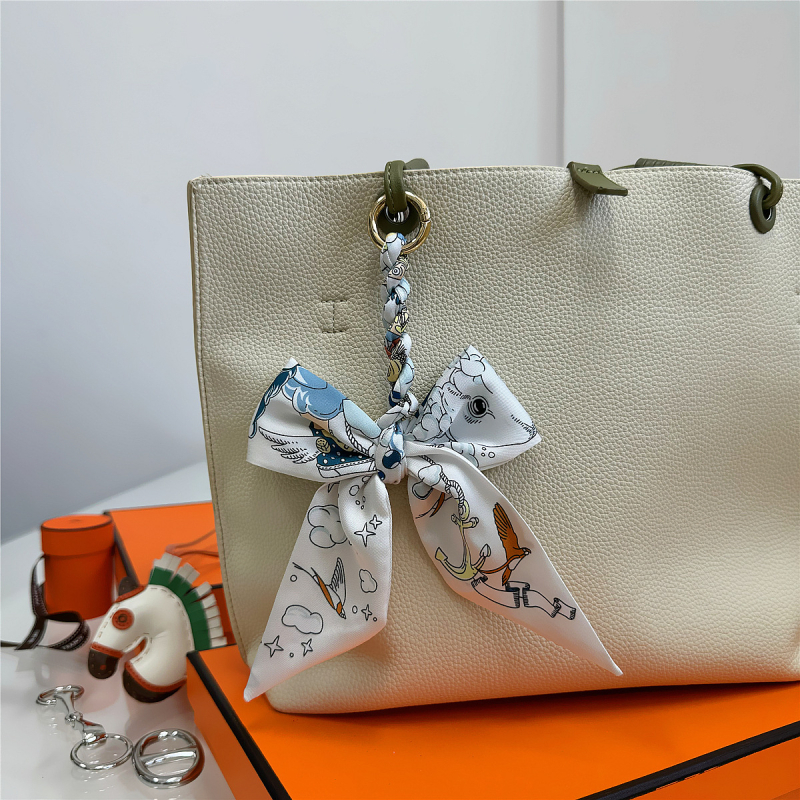 Южна Корея Dongdaemun Internet Celebrant Нова чанта с панделка, катарама Hangzhou Висококачествена коприна Twill Модна висулка с щампа през граница