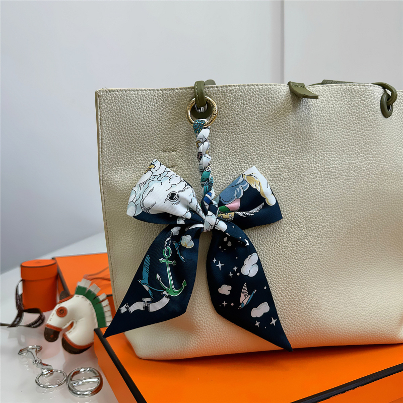 Южна Корея Dongdaemun Internet Celebrant Нова чанта с панделка, катарама Hangzhou Висококачествена коприна Twill Модна висулка с щампа през граница