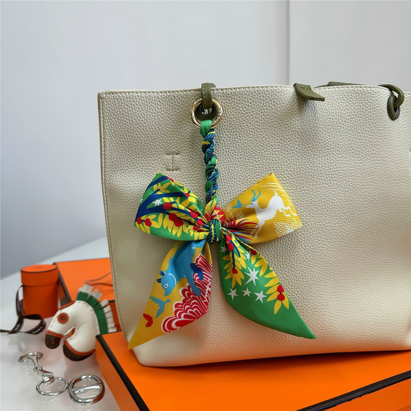 Южна Корея Dongdaemun Internet Celebrant Нова чанта с панделка, катарама Hangzhou Висококачествена коприна Twill Модна висулка с щампа през граница