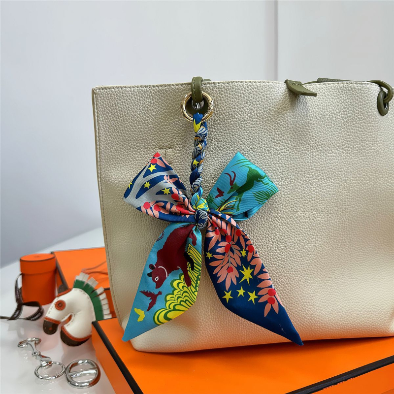 Южна Корея Dongdaemun Internet Celebrant Нова чанта с панделка, катарама Hangzhou Висококачествена коприна Twill Модна висулка с щампа през граница