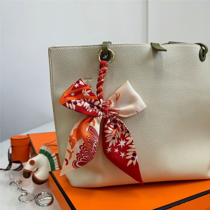 Южна Корея Dongdaemun Internet Celebrant Нова чанта с панделка, катарама Hangzhou Висококачествена коприна Twill Модна висулка с щампа през граница