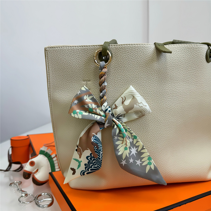 Южна Корея Dongdaemun Internet Celebrant Нова чанта с панделка, катарама Hangzhou Висококачествена коприна Twill Модна висулка с щампа през граница